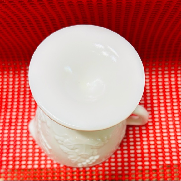 Vintage grape leaf creamer pitcher,mint condition. 4.25” tall. - Picture 5 of 6